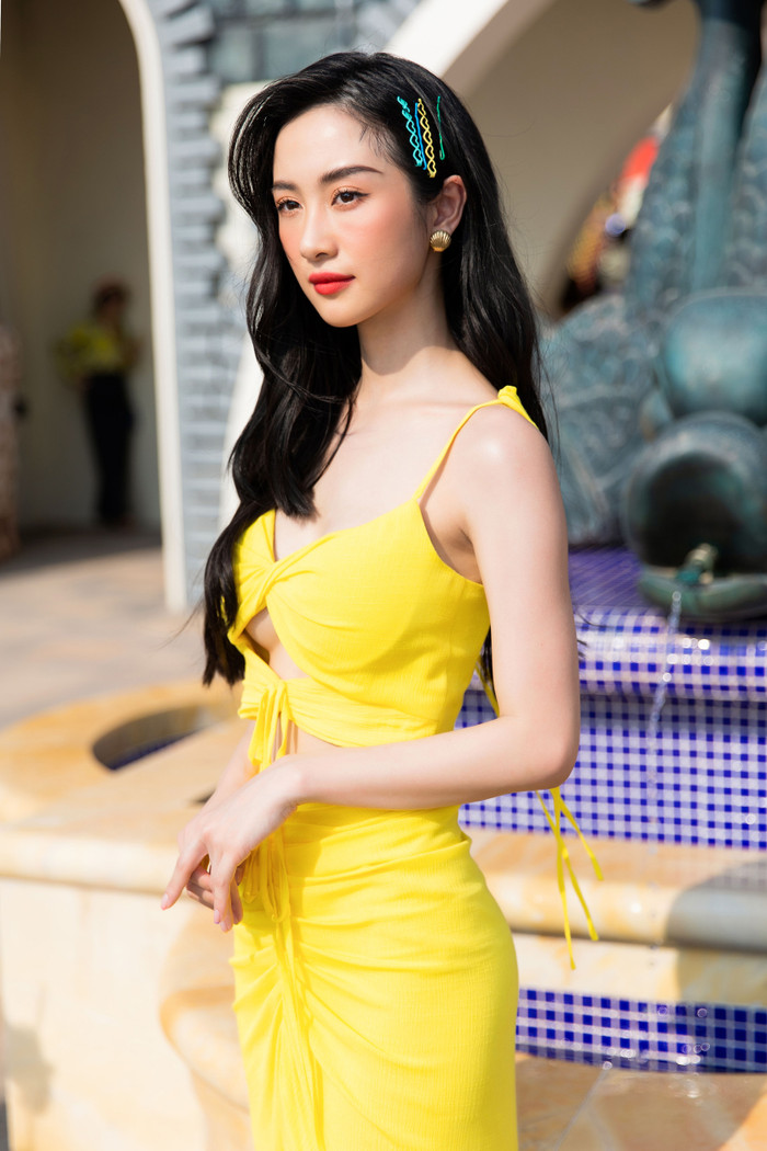 Jun Vũ sử dụng những chiếc kẹp tóc màu sắc làm điểm nhấn cho mái tóc. 