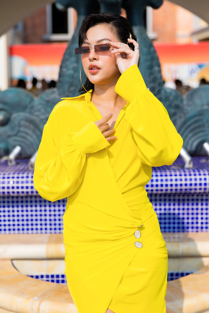 Tú Hảo tựa một quý cô sang chảnh, trong bộ đầm rực rỡ. 