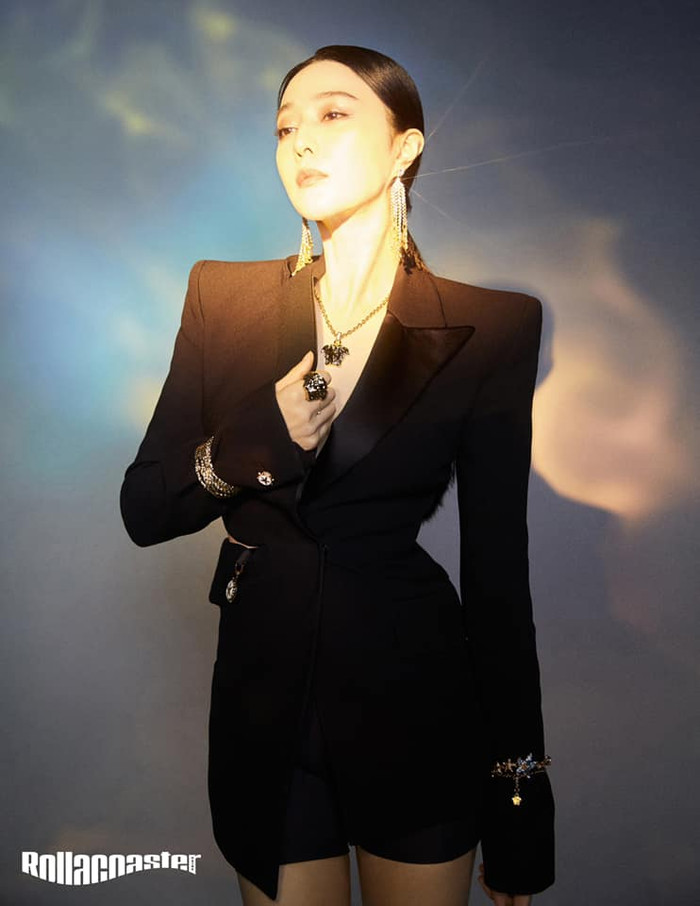 Đặc biệt trong kiểu áo blazer đen cách tên xẻ ngực của Versace  được Băng tỷ kết hợp với phụ kiện nổi bật như bông tai, dây chuyền và vòng tay đeo hai bên ống tay 