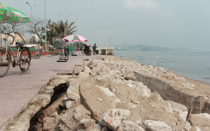 Cận cảnh bãi biển xứ Nghệ vẫn ngổn ngang khi mùa du lịch cận kề Ảnh 2