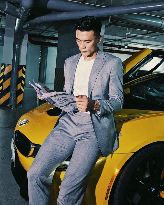 Thủ môn Bùi Tiến Dũng nhìn cực chất như một ngôi sao điện ảnh bên siêu xe. Ảnh: Instagram nhân vật