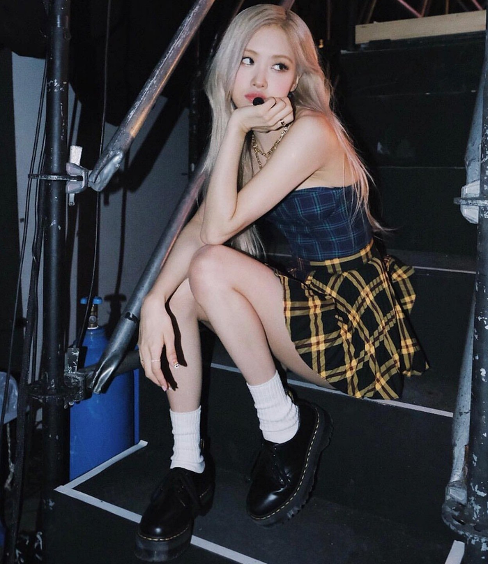 Rosé đã trở thành nữ nghệ sĩ solo Kpop đầu tiên lọt vào BXH đĩa đơn chính thức