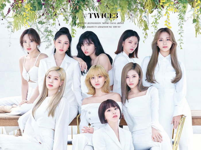 Twice cũng từng vượt qua cả tiền bối lâu năm S.E.S về lượt doanh thu bán chạy nhất ở thị trường Hàn Quốc.