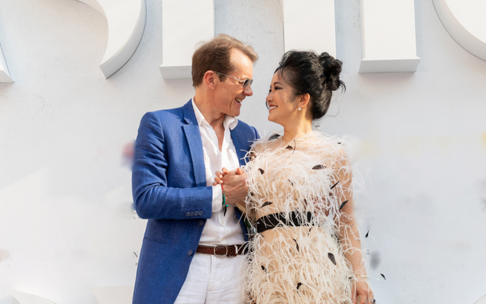 Clip: Hồng Nhung tình tứ quấn quýt không rời bên bạn trai ngoại quốc tại sự kiện Ảnh 2