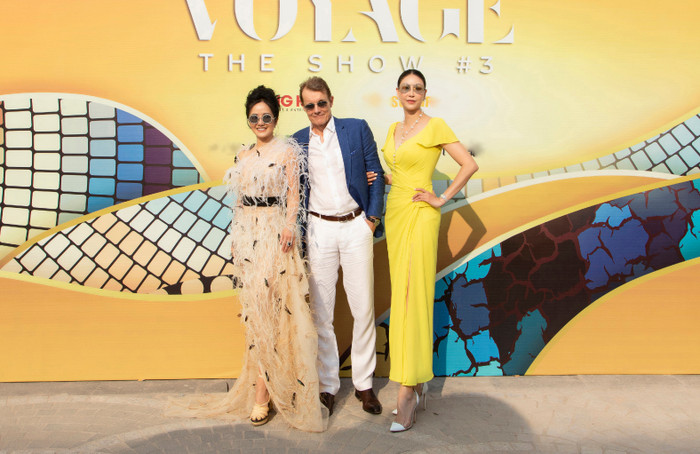 Cặp đôi chụp hình thân thiết cùng với Hoa hậu Hà Kiều Anh