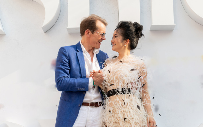 Hồng Nhung tình tứ bên bạn trai ngoại quốc tại thảm đỏ một sự kiện thời trang