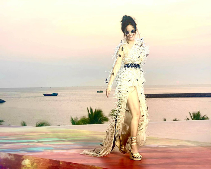 Ở tuổi U40, Hồng Nhung được nhận xét ngày càng trẻ trung xinh đẹp, quyến rũ 