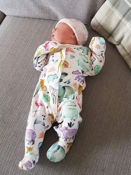 Bá gái Everlyn chào đời và được bố Josh đỡ đẻ ngay tại nhà.