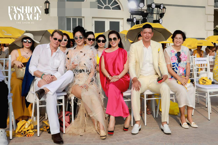 Anh Thơ 'lạc lõng' giữa dàn celeb mặc chuẩn dresscode