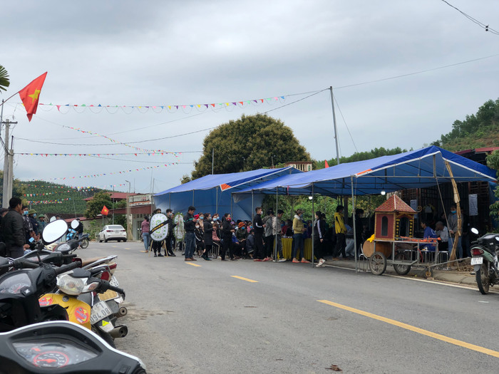 Gia đình tiễn đưa chị Ph. về nơi an nghỉ.