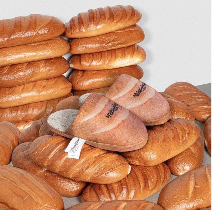 Kiểu dép mang trong nhà với hình thù như một chiếc bánh mì thực thụ khiến dân tình rần rần chỉ muốn mua ngay về cho bằng được vì quá ư là dễ thương 