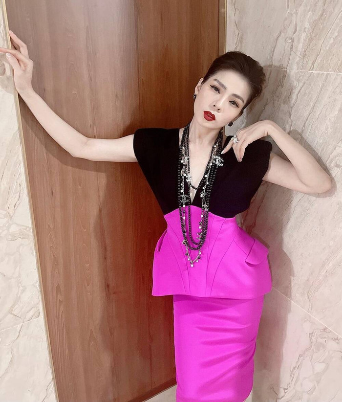 Không chỉ mỗi gương mặt mà thân hình của Lệ Quyên cũng bị nhận xét là lộ rõ dấu hiệu xuống cân