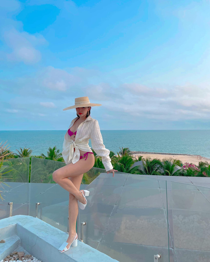 Mới đầu năm nữ ca sĩ đã đốt mắt dân tình với bikini màu hồng tím thời thượng, cùng áo khoác buộc vạt và mũ cói rộng vành sang chảnh.