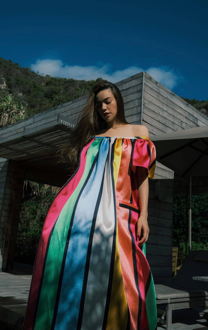 Không gì làm khó được Hà Hồ: Diện váy 7 sắc cầu vồng nhưng thần thái vẫn cực kỳ thu hút Ảnh 3