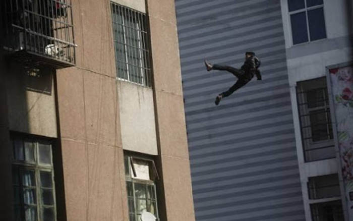 Bị bắt gặp khi nhìn lén phụ nữ tắm, gã biến thái nhảy qua cửa sổ tử vong Ảnh 2