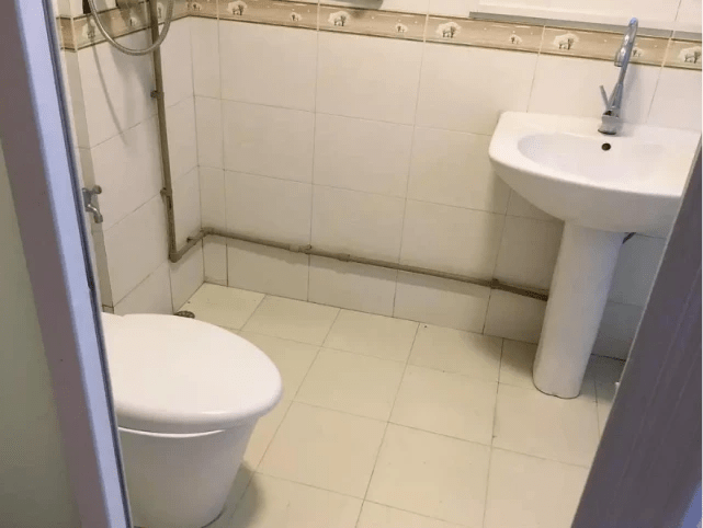 Chị Hùng đang tắm thì ảm thấy ai đó đang nhìn trộm mình từ phòng tắm bên cạnh.