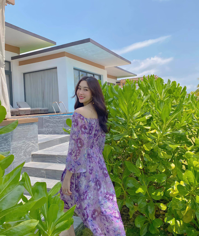 Nhan sắc rạng ngời của bà mẹ hai con khi diện bộ váy tím vintage nhìn trẻ trung chứ không hề bị già.