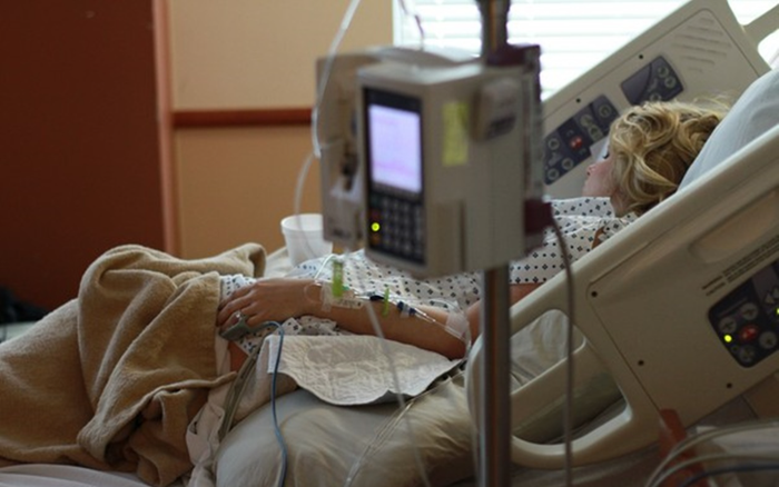 Chồng vào viện thăm, vợ khóc lóc viết ra tờ giấy, sự thật ghê tởm được phơi bày Ảnh 2