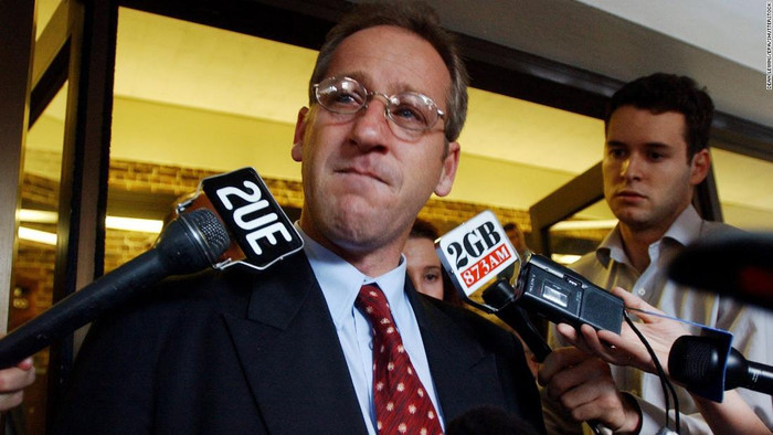 Người chồng Craig Folbigg trả lời truyền thông bên ngoài Tòa án Tối cao vào ngày 21/5/2001. 