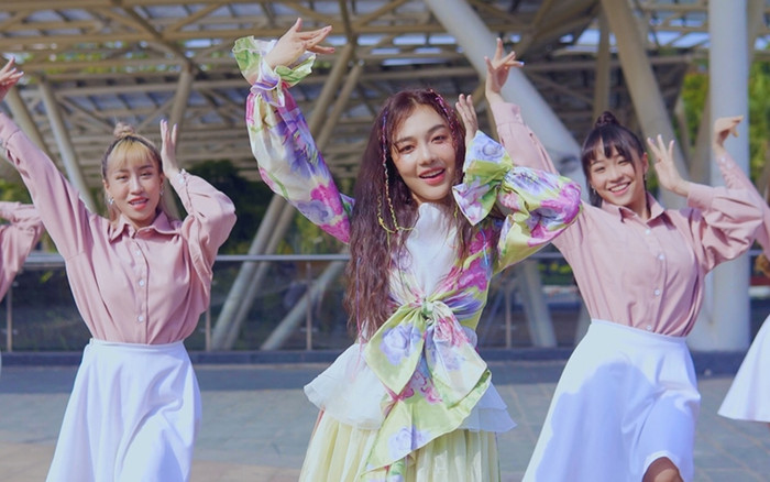 Hoàng Duyên tung bản dance 'Chàng trai sơ mi hồng' mừng MV chính thức vượt mốc 3 triệu view Ảnh 2