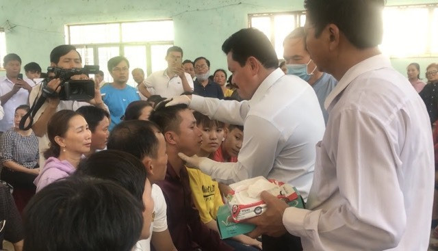 Hoạt động của ông Võ Hoàng Yên và cộng sự khám, chữa bệnh tại huyện Bình Sơn hồi tháng 7/2020. Ảnh: VietNamNet