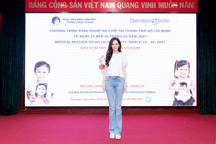 Mai Phương Thúy chỉ diện áo thun trắng đơn giản thôi mà nhan sắc vẫn rạng ngời Ảnh 1