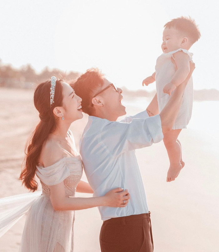 Cháu ngoại đầu tiên của Minh Nhựa chính thức được mẹ cho lộ diện, ngoại hình giống bố y đúc Ảnh 4