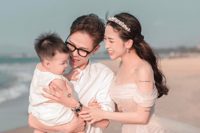 Cháu ngoại đầu tiên của Minh Nhựa chính thức được mẹ cho lộ diện, ngoại hình giống bố y đúc Ảnh 5