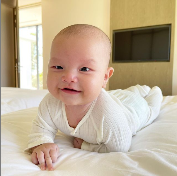 Mọi người 'trấn an' Hà Hồ rằng, bệnh này của Leon không nguy hiểm tuy nhiên để tránh bị viêm nhiễm thì cô cần phải giữ vệ sinh sạch sẽ cho con trai hàng ngày