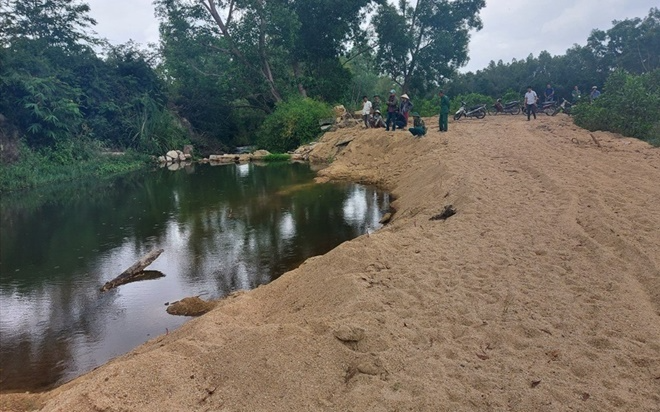 Nam sinh lớp 7 đuối nước tử vong thương tâm ở khu vực khai thác cát trái phép Ảnh 2