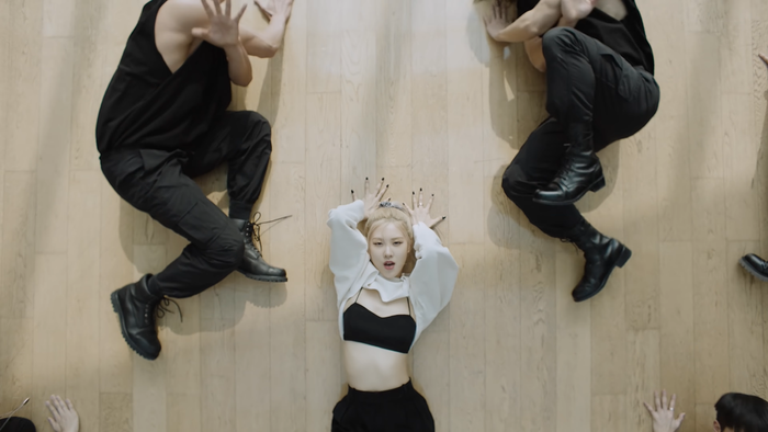 Rosé thể hiện những bước vũ đạo vô cùng tự tin trong phiên bản dance 'nhà làm'