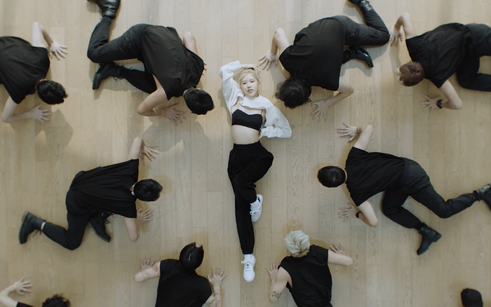 Rosé (BlackPink) tung bản dance của 'On The Ground': Từ bao giờ YG đầu tư bối cảnh thế? Ảnh 2
