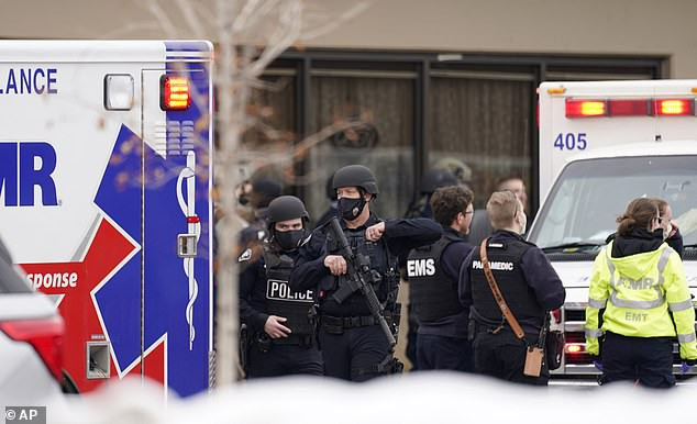 Mỹ: Xả súng kinh hoàng tại bách hóa, 6 người thiệt mạng Ảnh 6
