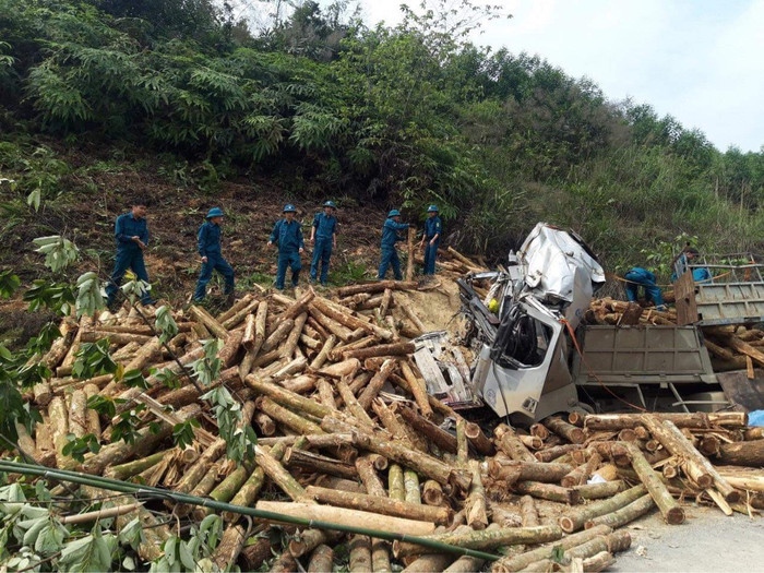 Lực lượng chức năng có mặt tại hiện trường giải quyết vụ việc.