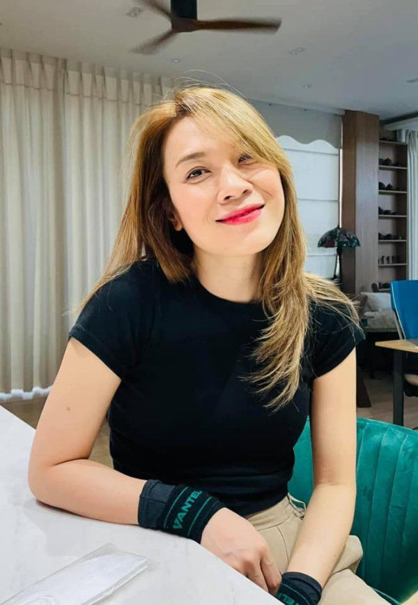 Thường xuyên thay đổi màu tóc nên không khó hiểu khi mái tóc Mỹ Tâm khá thô... 