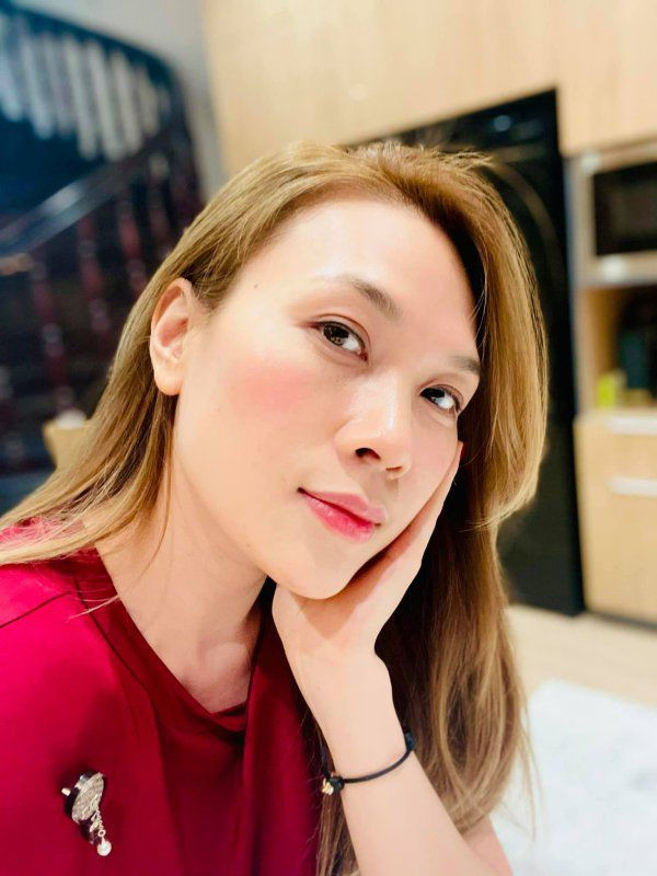 Bù lại, gương mặt trẻ trung ở tuổi hơn 40 của nữ ca sĩ đã cân lại tất cả. 