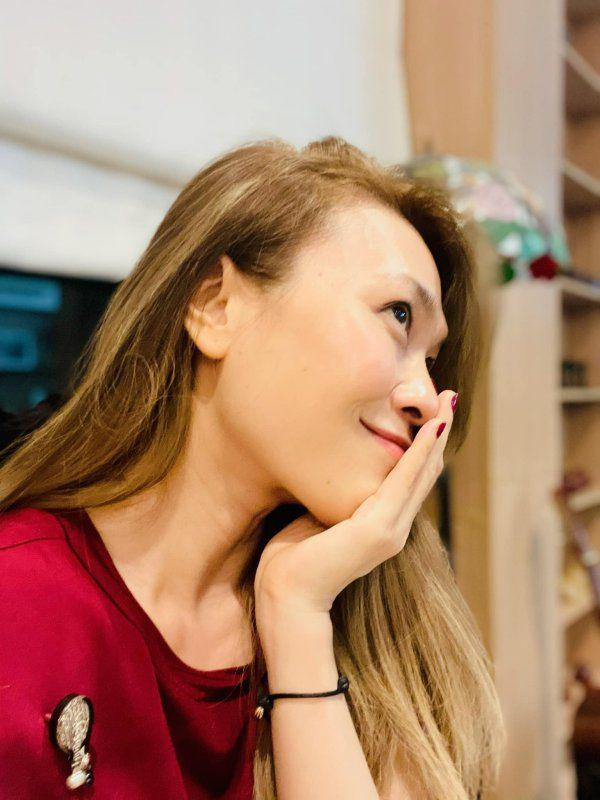 Làn da hồng hào, trắng trải không để lộ vết chân chim... 