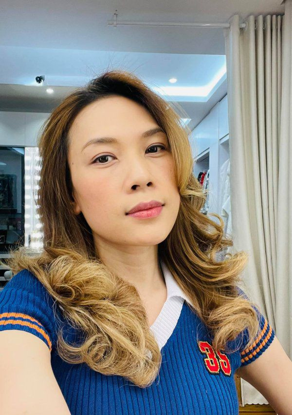 Gương mặt hồng hào, tươi tắn nhưng Mỹ Tâm lại để lộ mái tóc thô, xơ, phần đuôi tóc chẻ ngọn thấy rõ. 