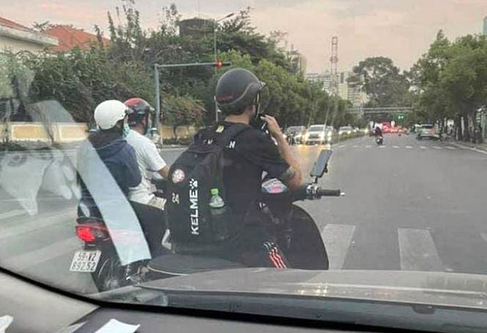 Lee Nguyễn đi xem máy mang đến bất ngờ cho người hâm mộ.