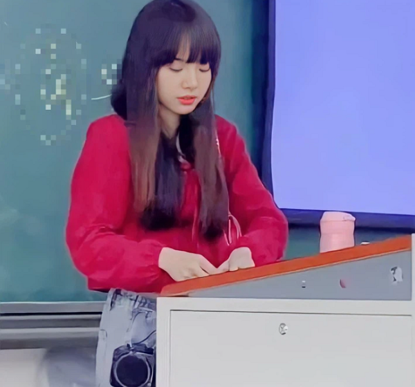 Với sự xuất hiện của cô giáo xinh đẹp thì động lực đến trường chắc chắn là đây rồi. 