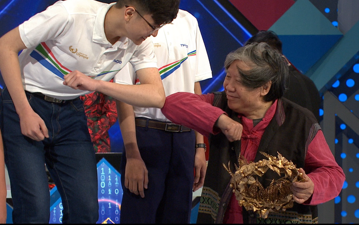 Việt Thái tiếp tục gây tranh cãi bởi cú hích cùi chỏ với nhà sử học Lê Văn Lan khi nhận vòng nguyệt quế Ảnh 2