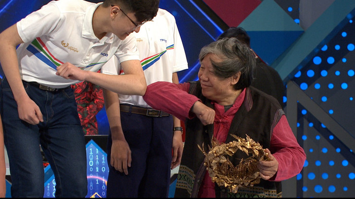 Khoảnh khắc Việt Thái ăn mừng chiến thắng với nhà sử học Lê Văn Lan