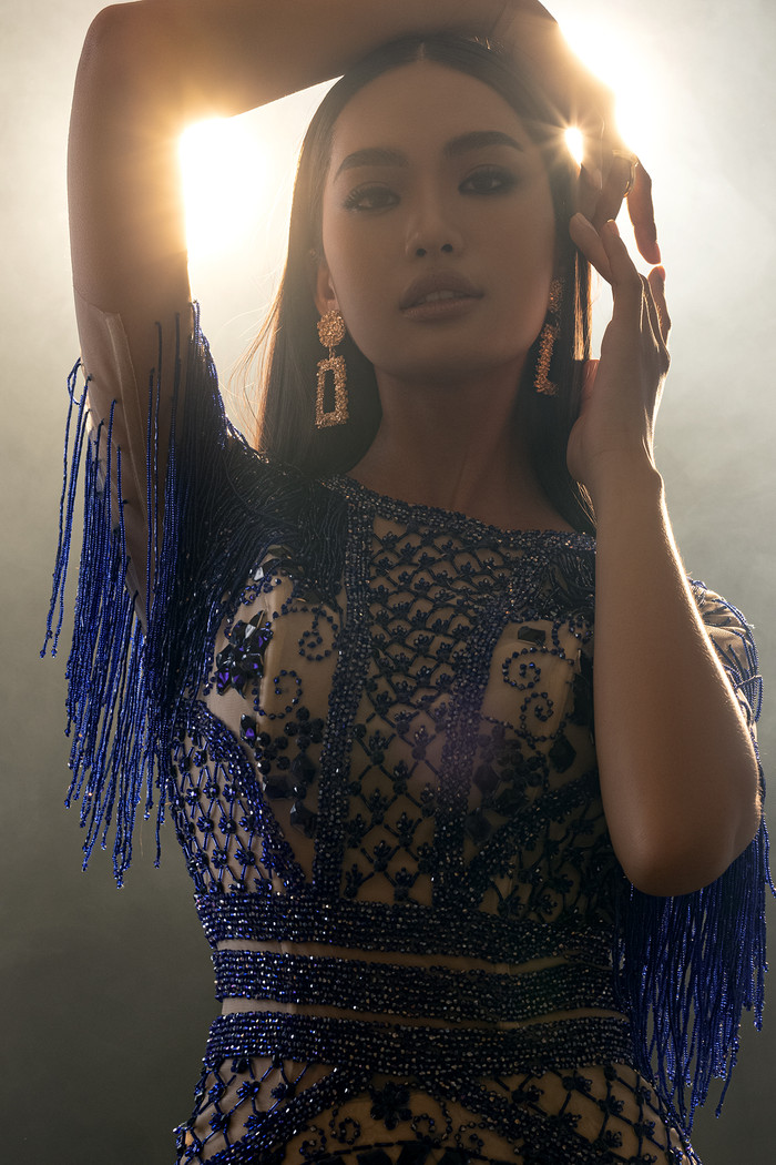 Người mẫu Lisa Bùi với vẻ kiêu kỳ càng khiến bộ đầm thêm kiều diễm