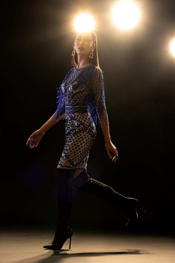 Ngoài giày cao gót, cách mix đầm tua rua với bốt cao gối cũng là sự sáng tạo đầy thú vị mới mẻ