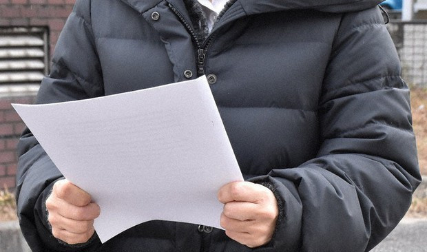 Người phụ nữ bây giờ ở tuổi 40 đã quyết định kiện cha ra tòa vì bị lạm dụng tình dục thời thơ ấu.