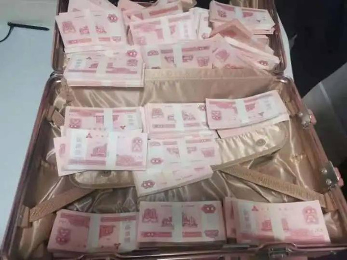 Số tiền trong vali khiến chị Trương chết lặng. 