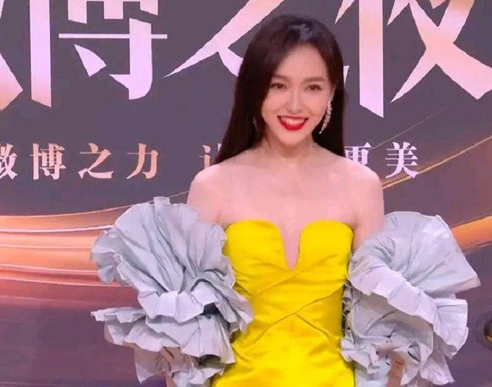 Đường Yên cười rạng rỡ và hạnh phúc khi được hỏi về ý nghĩa của hôn nhân.