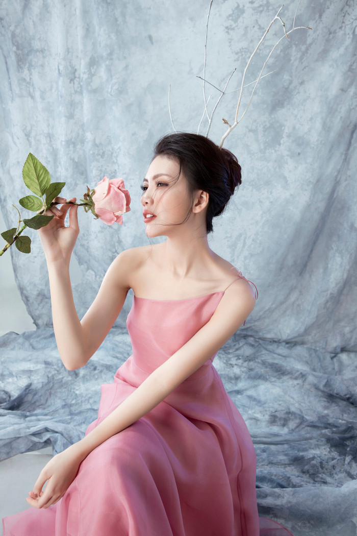 Giải vàng Siêu mẫu Việt Nam 2018 Bùi Quỳnh Hoa đã chứng minh, siêu mẫu có gương mặt hoa hậu vẫn được NTK yêu thích, vẫn kinh doanh tốt và vẫn được book quảng cáo đều đặn