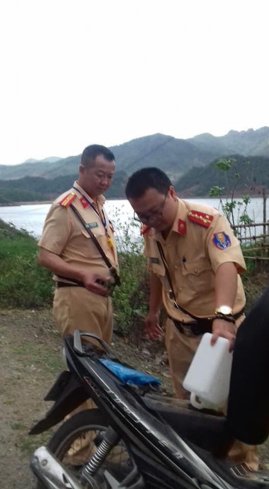 Hình ảnh 2 chiến sĩ CSGT giúp đỡ cô gái khiến dư luận xôn xao.