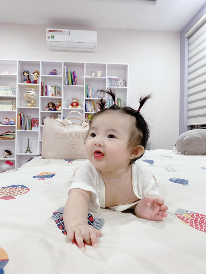 Kiểu tóc cột ngộ nghĩnh mà mẹ Nhi thực hiện đầy tâm huyết cho Winnie.